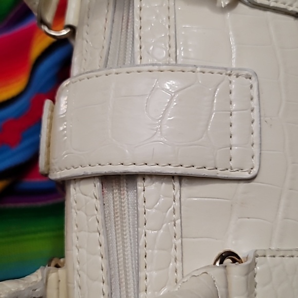 Cute Liz Claiborne white faux crocodile skin mini bag - Picture 4 of 4